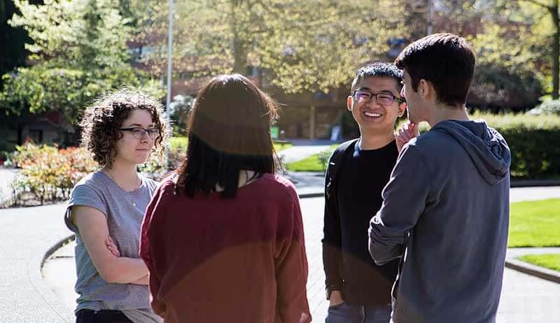 学生 standing together and talking